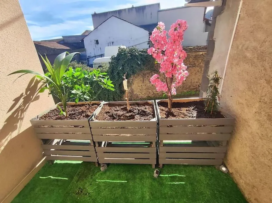 Jolie Petite Maison De Bourg Sayat 0*,